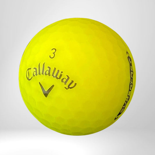 Gelber Callaway Golfball Nummer 3 auf weißem Hintergrund, Golfzubehör Detailaufnahme