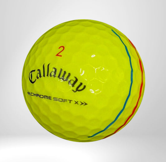 Gelber Callaway Chrome Soft X Golfball mit farbigen Linien auf weißem Hintergrund