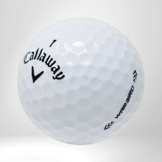 Weißer Golfball mit dimpelter Oberfläche und schwarzer Callaway sowie Warbird Beschriftung
