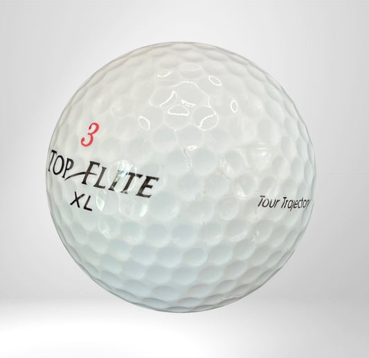 Weißer Golfball Top Flite XL mit Nummer 3, Nahaufnahme auf hellem Hintergrund