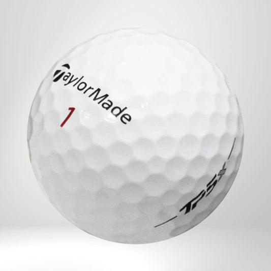 Weißer TaylorMade Golfball TP5x mit roten und schwarzen Aufdrucken, Nahaufnahme