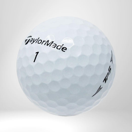 Weißer TaylorMade TP5 Golfball mit gut sichtbarer Nummer 1 auf hellgrauem Hintergrund