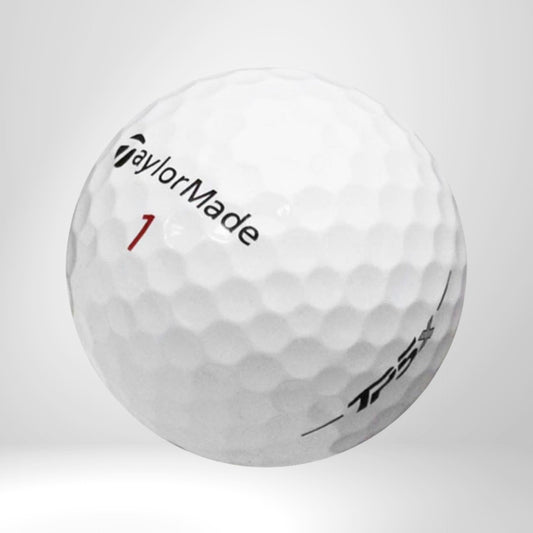 Weißer Golfball mit TaylorMade TP5x Logo und roter Nummer 1 auf hellem Hintergrund