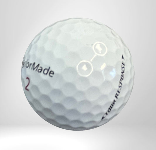 Weißer Golfball mit dimpled Oberfläche, TaylorMade Tour Response Aufdruck, Nahaufnahme