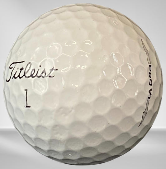 Weißer Titleist Pro V1 Golfball Nahaufnahme mit sichtbarer Nummer 1 und Markierung