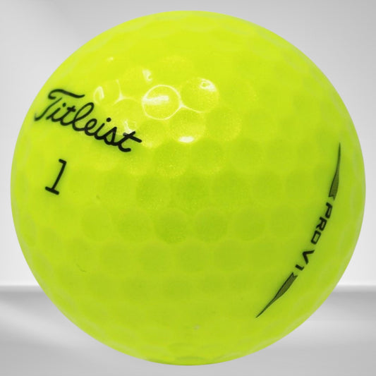 Gelber Titleist Pro V1 Golfball mit Logo und Nummer, Nahaufnahme, strukturierte Oberfläche
