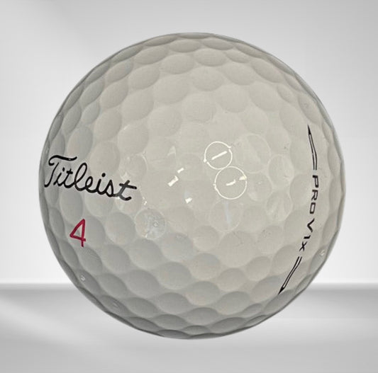 Titleist Pro V1x Golfball weiß mit roter Zahl 4, Nahaufnahme, Golfzubehör