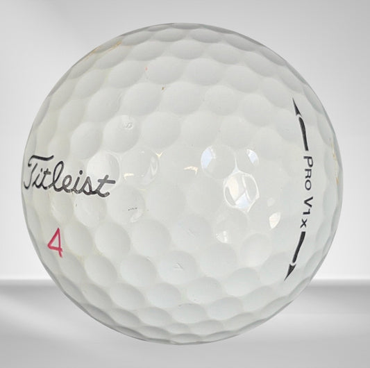 Weißer Titleist Pro V1x Golfball mit Zahl 4 für Golfspieler