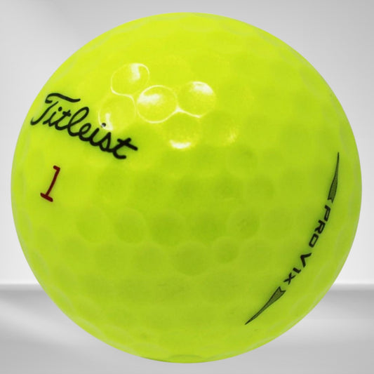 Leuchtend gelber Titleist Pro V1x Golfball mit Logo und Nummer, Nahaufnahme