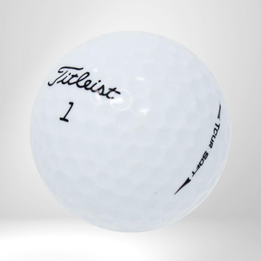 Weißer Golfball mit Titleist Logo, Aufschrift TOUR SOFT und Zahl 1, Nahaufnahme