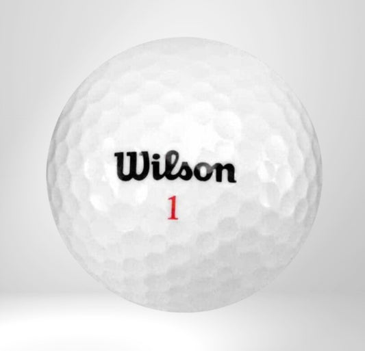 Weißer Wilson Golfball mit schwarzem Logo und roter Zahl, Nahaufnahme, Golfzubehör