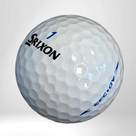 Weißer Srixon Golfball mit dimpled Oberfläche auf neutralem Hintergrund