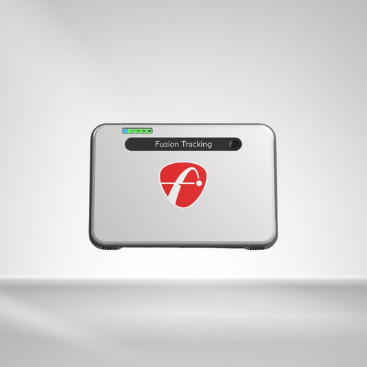 Moderner Golf Launch Monitor mit Kameralinse und "Fusion Tracking" Aufschrift, silbernes Gehäuse
