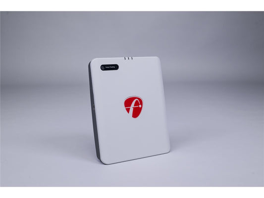 Moderner Golf Launch Monitor mit weißem Gehäuse, Fusion Tracking Kamera, auf grauem Hintergrund