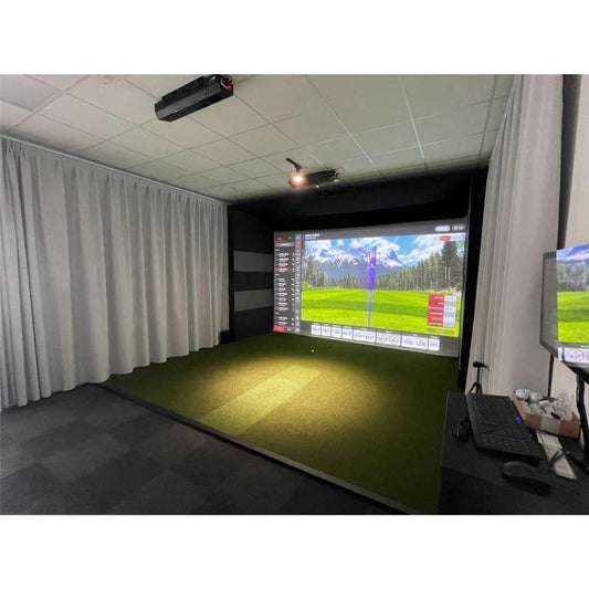 Moderner Golf Simulator Raum mit Abschlagmatte und großem Bildschirm, Indoor Golf