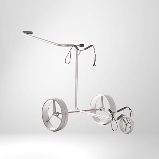 Silberner Golf Trolley mit drei großen Rädern, minimalistisch auf weißem Hintergrund