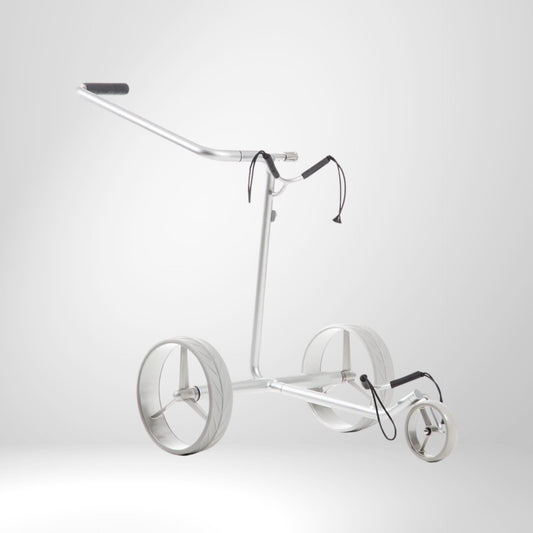 Moderner silberner 3-Rad-Golftrolley aus Aluminium, minimalistisch, auf weißem Hintergrund