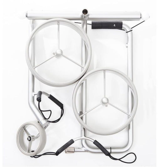 Zusammengeklappter silberner Golftrolley mit drei großen Rädern auf weißem Hintergrund.