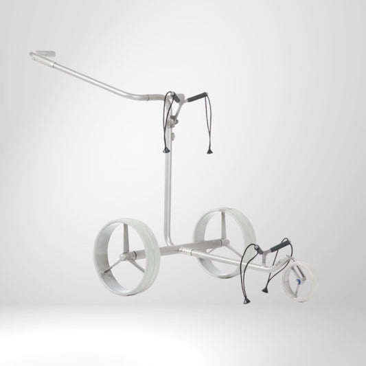 Elektrischer Golf Trolley aus Aluminium mit drei großen Rädern auf weißem Hintergrund