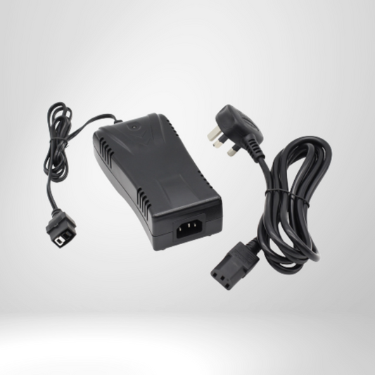 schwarzes Ladegerät mit Netzkabel für Golf E-Trolley Zubehör auf weißem Hintergrund