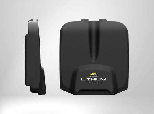 Schwarzer Lithium-Akku für Golftrolley, seitlich und frontal auf weißem Hintergrund dargestellt.