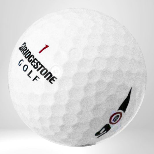 Bridgestone Golfball mit Nummer 1, weiß, Nahaufnahme, dimplige Oberfläche
