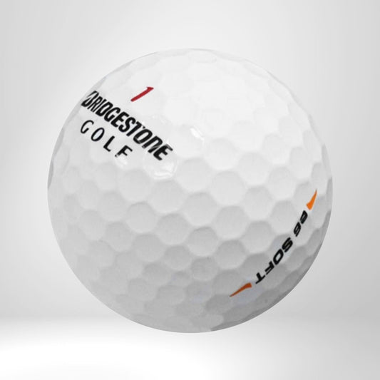 Weißer Golfball mit Bridgestone Golf Logo, Modell E6 Soft, Nahaufnahme auf neutralem Hintergrund