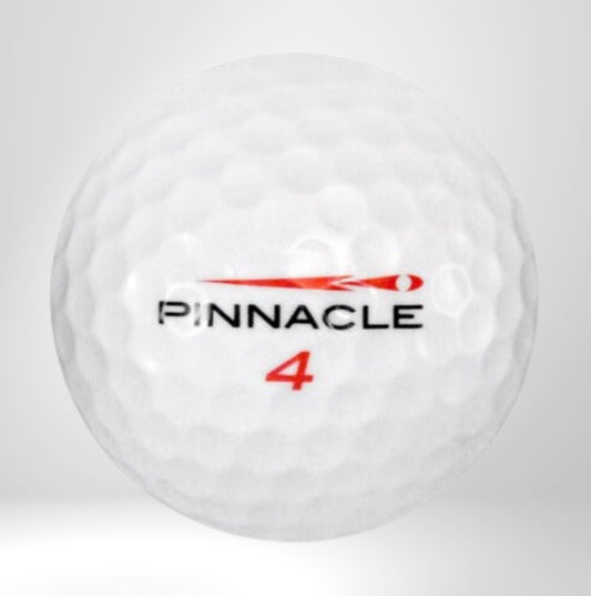 Weißer Golfball mit Pinnacle Logo und roter Zahl 4, strukturierte Oberfläche