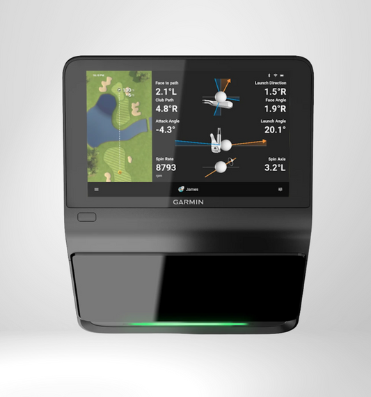 Garmin Golf Simulator mit Display, zeigt Abschlagdaten und virtuellen Golfplatz