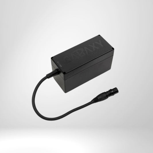 Schwarzes Golf Trolley Akku-Ladegerät mit Kabel und Stecker auf weißem Hintergrund