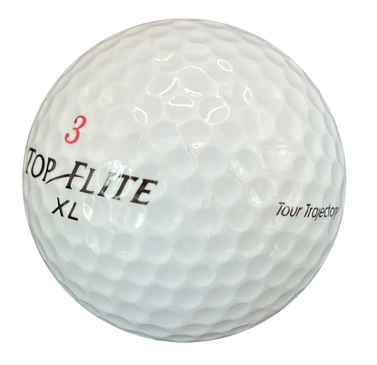 Weißer Golfball Top Flite XL mit Aufschrift und roter Zahl 3, Nahaufnahme