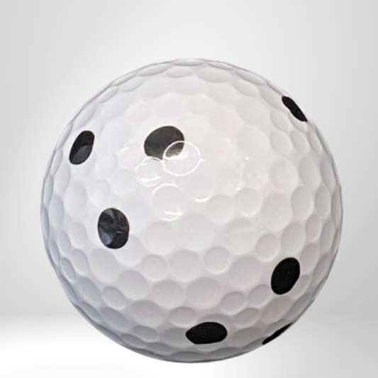 Weißer Golfball mit schwarzen Punkten auf neutralem Hintergrund