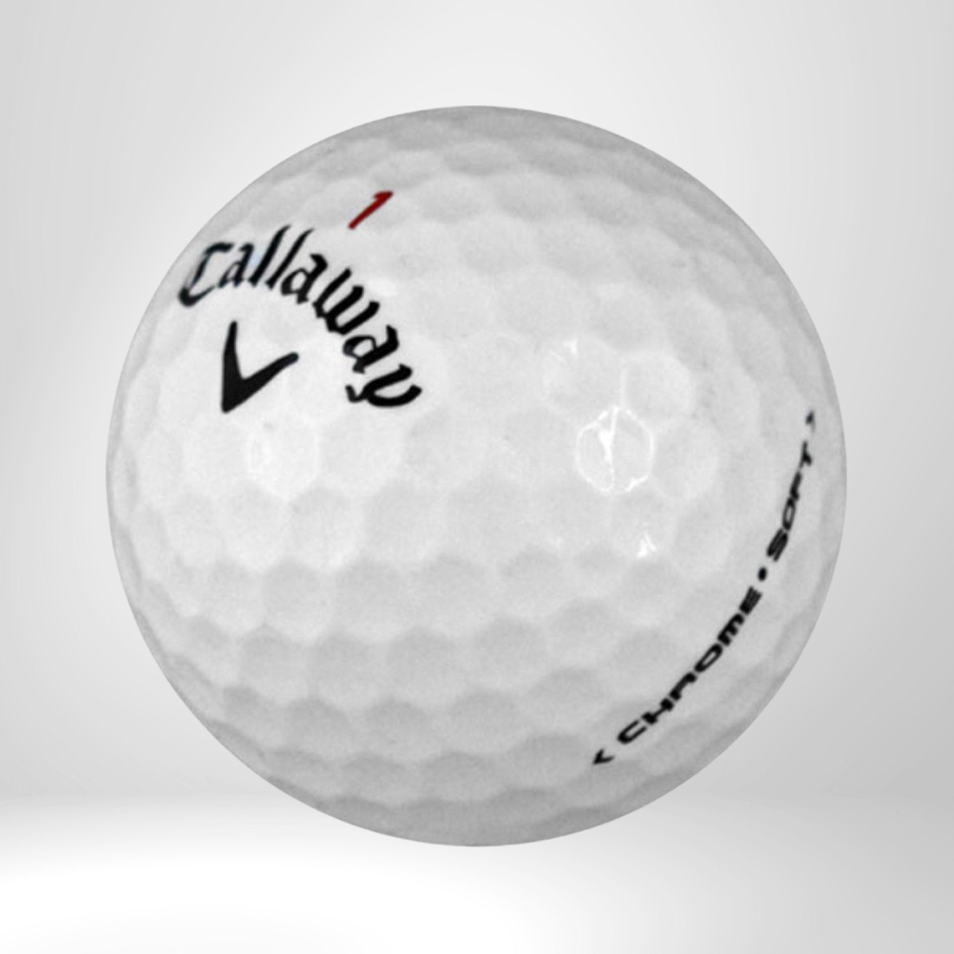 Weißer Golfball mit Schriftzug Callaway, Modell Chrome Soft, auf hellem Hintergrund