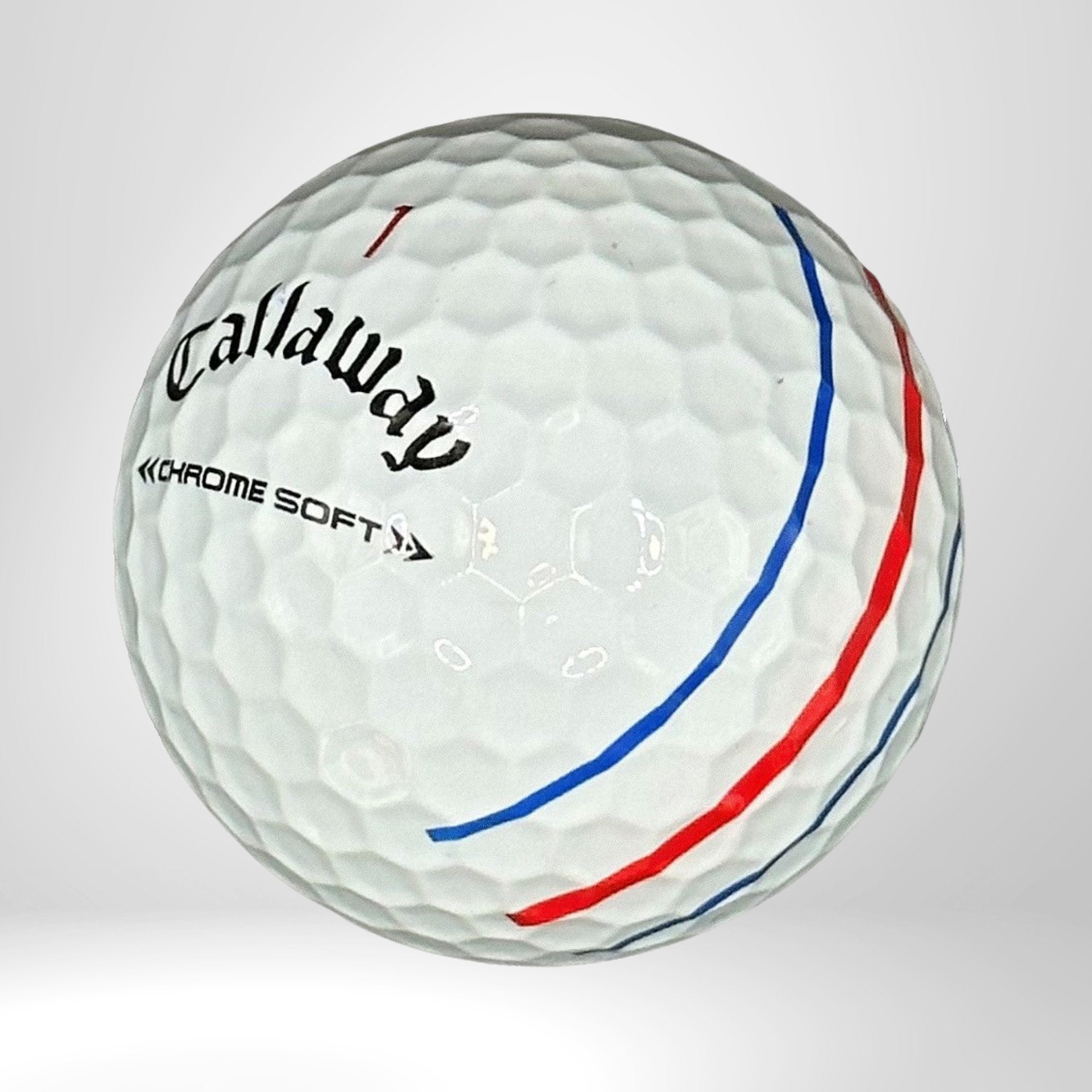 Callaway Chrome Soft Golfball mit blauen und roten Ausrichtungslinien auf weißem Hintergrund
