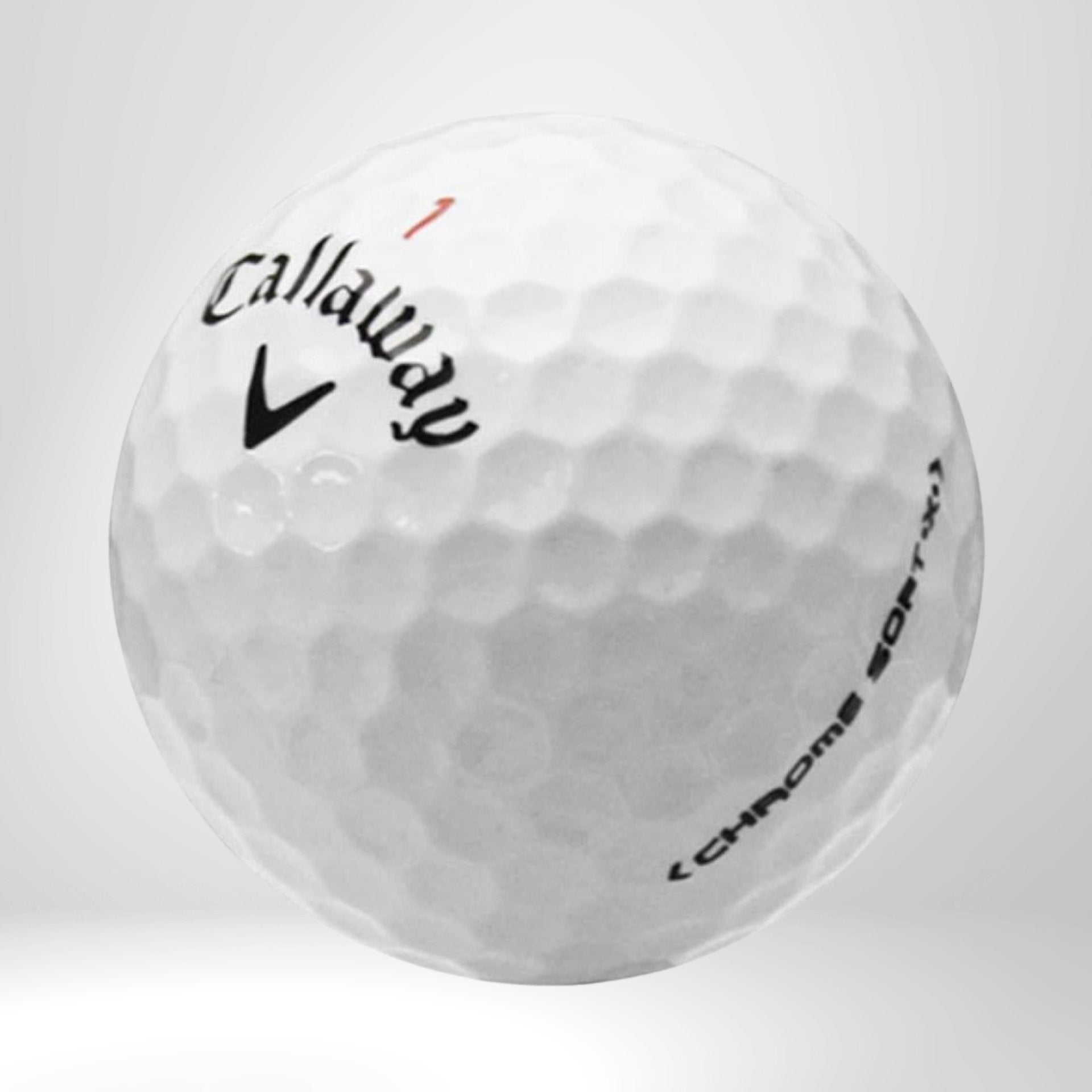 Weißer Golfball Callaway Chrome Soft X mit dimple Struktur auf hellem Hintergrund