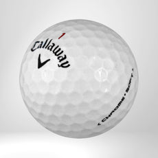Weißer Golfball mit Callaway-Logo und Chrome Soft Beschriftung auf neutralem Hintergrund
