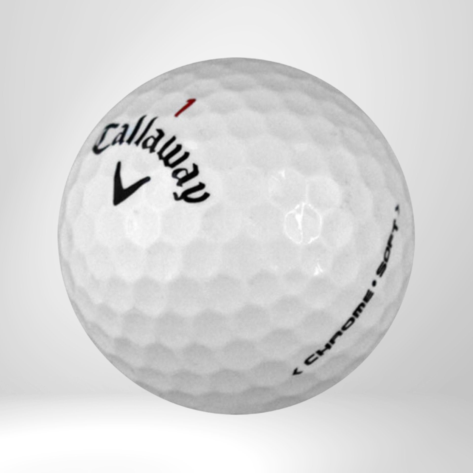 Weißer Golfball mit Callaway-Logo und Chrome Soft Beschriftung auf neutralem Hintergrund