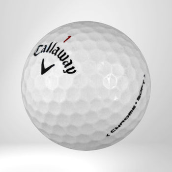 Weißer Golfball mit Callaway-Logo und Chrome Soft Beschriftung auf neutralem Hintergrund