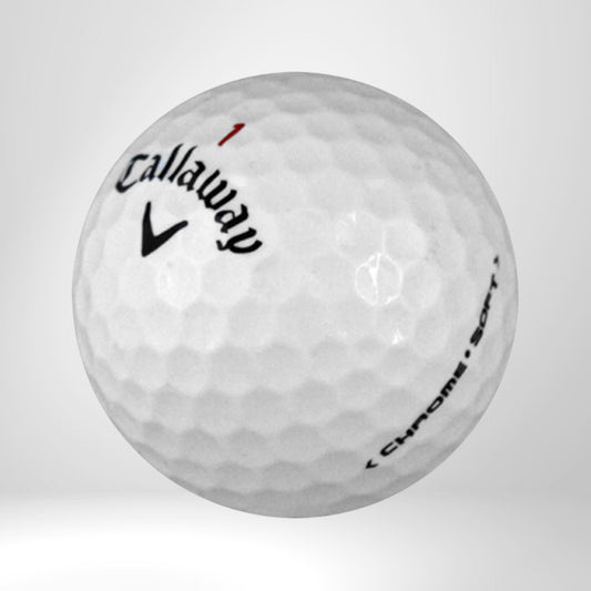 Weißer Golfball mit Callaway-Logo und Chrome Soft Beschriftung auf neutralem Hintergrund