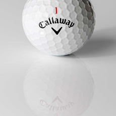 Weißer Golfball mit Callaway Logo und roter Nummer 1 auf glänzender Oberfläche