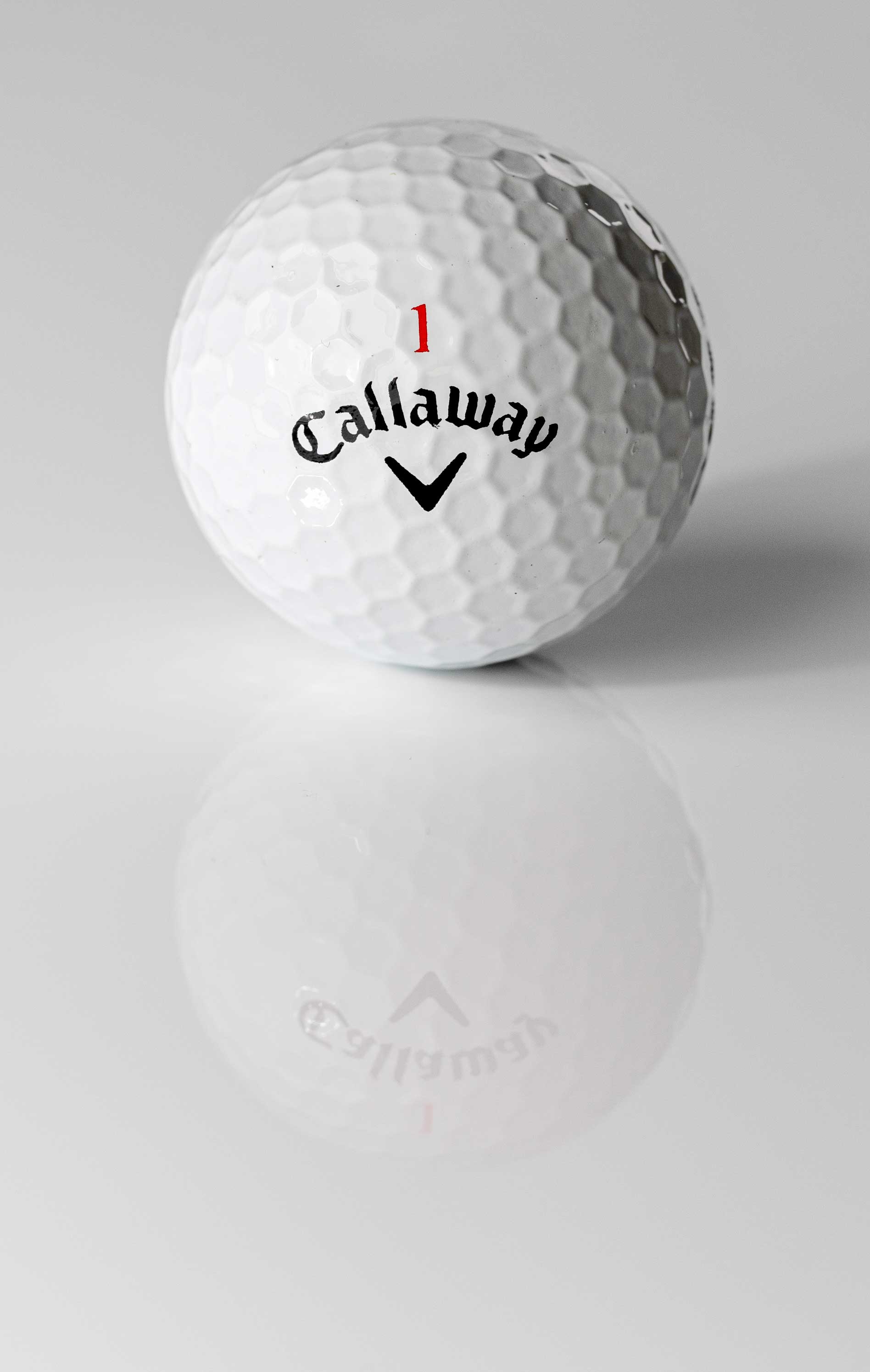 Weißer Golfball mit Callaway Logo und roter Nummer 1 auf glänzender Oberfläche