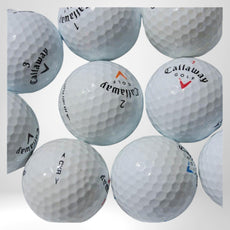 Mehrere Callaway Golfbälle auf weißem Hintergrund, Golfzubehör Detailansicht