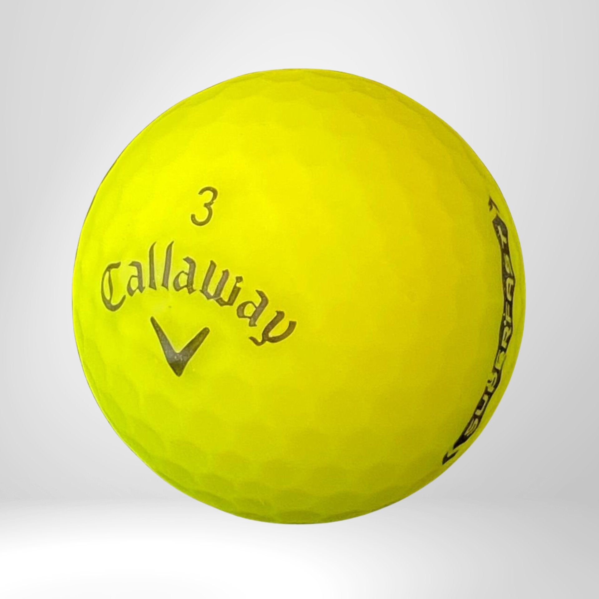 Gelber Callaway Golfball Nummer 3 auf weißem Hintergrund, Golfzubehör Detailaufnahme