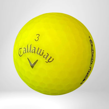 Gelber Callaway Golfball Nummer 3 auf weißem Hintergrund, Golfzubehör Detailaufnahme
