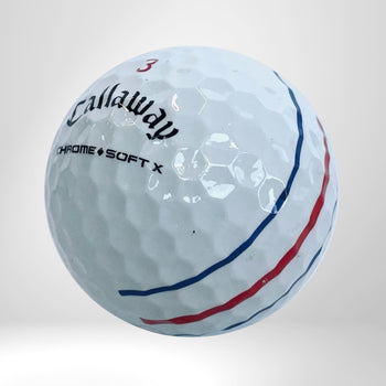Callaway Chrome Soft X Golfball mit roten und blauen Ausrichtungslinien auf weißem Hintergrund