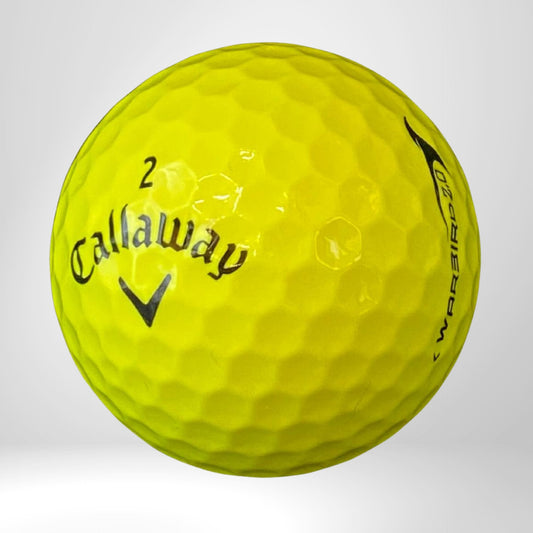 Gelber Callaway Golfball Warbird 2.0 mit Logo und Nummer auf weißem Hintergrund