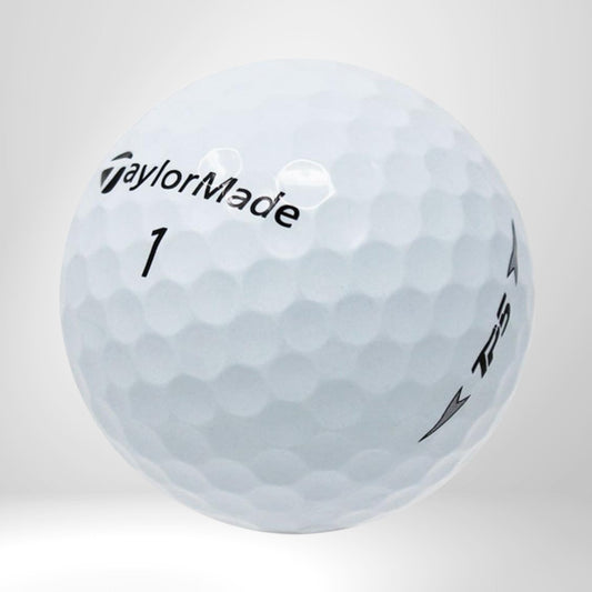 Weißer Golfball TaylorMade TP5 mit dimpelter Oberfläche vor hellem Hintergrund