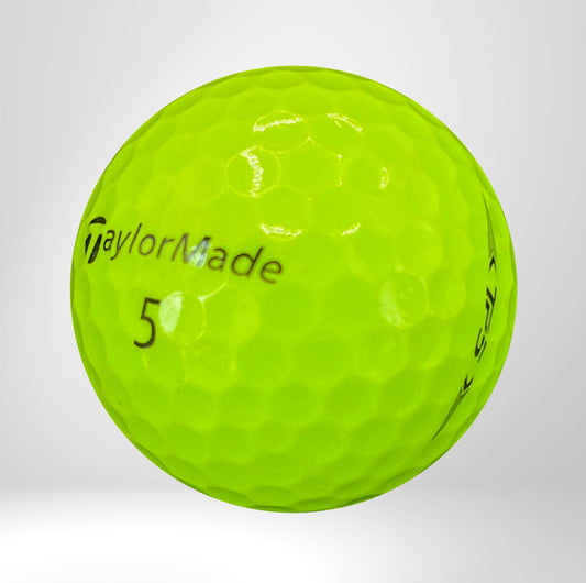 Neongelber Golfball mit TaylorMade Logo und Nummer 5, Nahaufnahme, isoliert