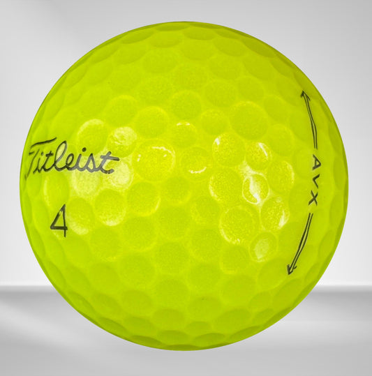 Gelber Titleist Golfball mit AVX-Aufschrift und Nummer 4, detaillierte Nahaufnahme