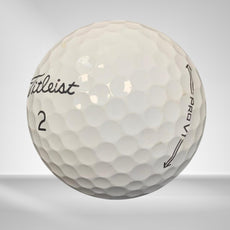 Weißer Golfball Titleist Pro V1 mit Nummer und typischer Oberflächentextur, Nahaufnahme